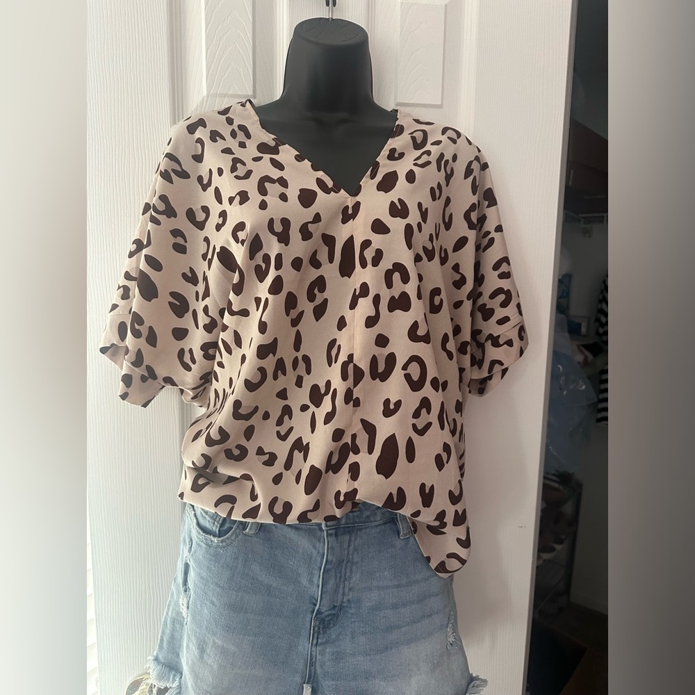 Fun leopard print size small top by Jodifl